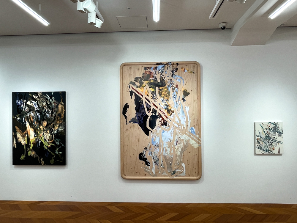 展示風景〜中央:大久保紗也《Man with baton》 2021年 アクリル、油彩、木製パネル 202.5× 139.5㎝