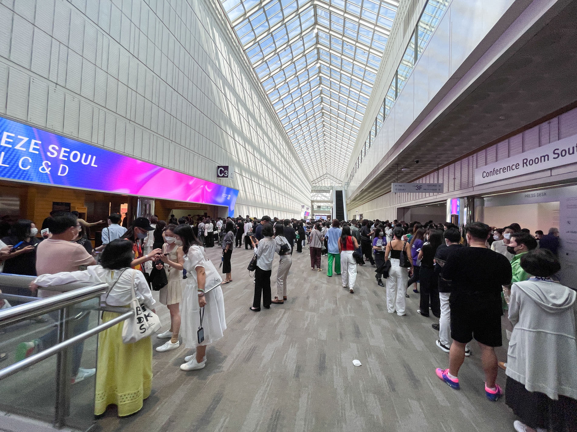 14時のVIPプレビューを待っている来場者の行列〜向こう側にも同じような列が並ぶ