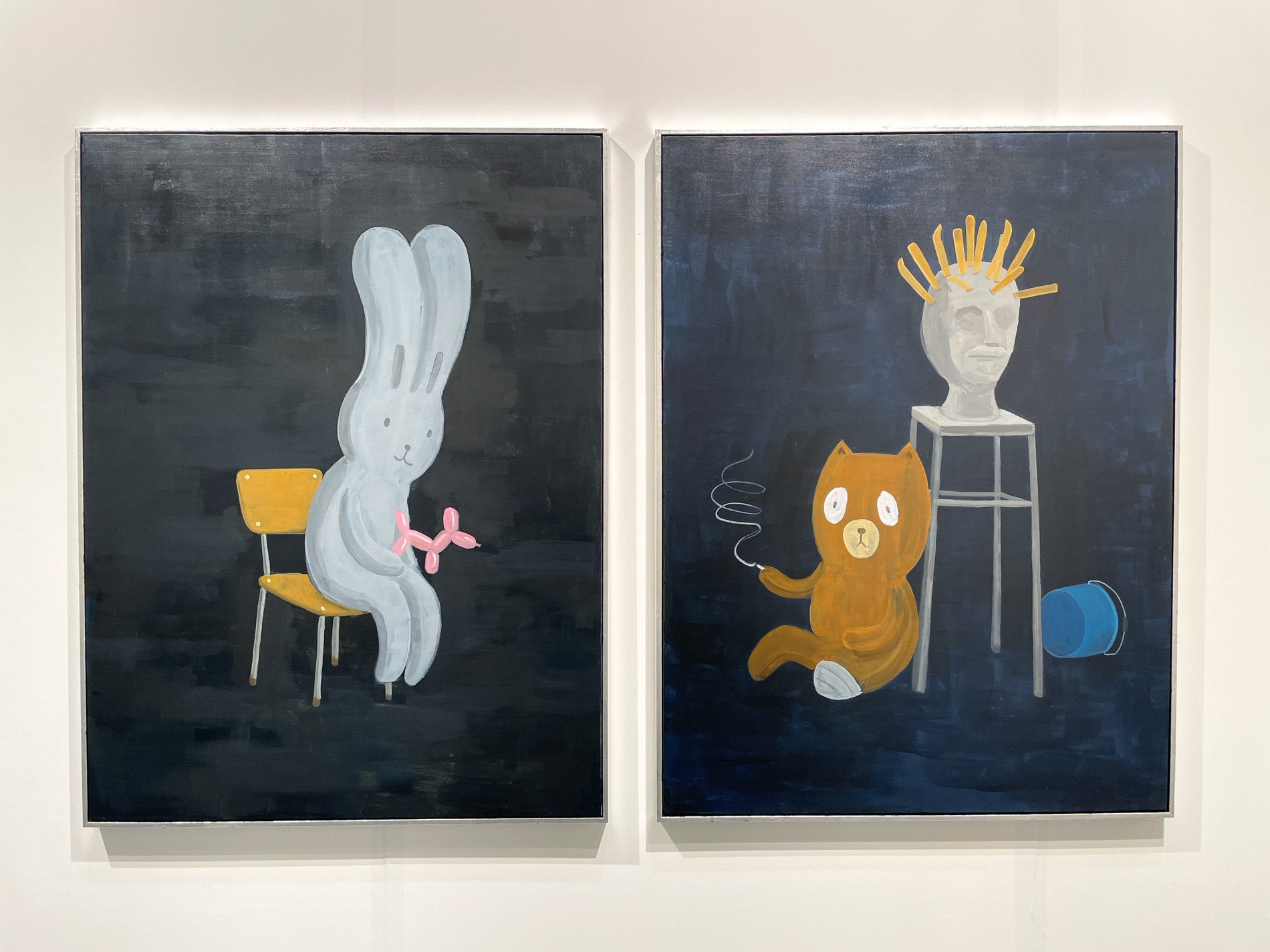 左：《Usacchi pondering his carrer》2011 右：《Kumacchi with the Falled Sculpture》2011