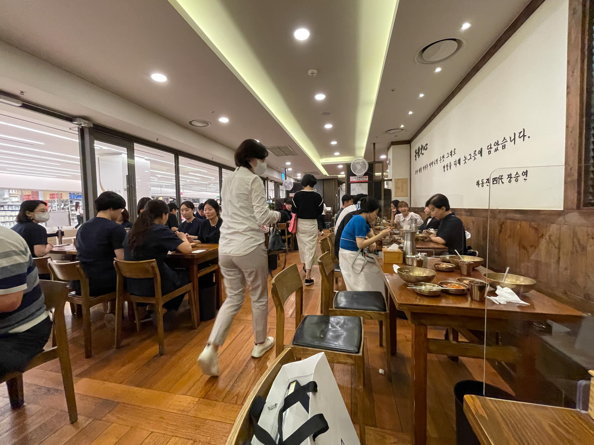 店内は沢山のお客さんで賑わっていましたが、回転も速かったです。