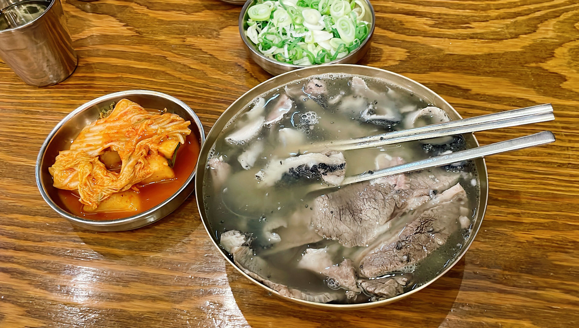注文したのは2番目に肉の盛りが多いメニュー（18,000ウォン）です。