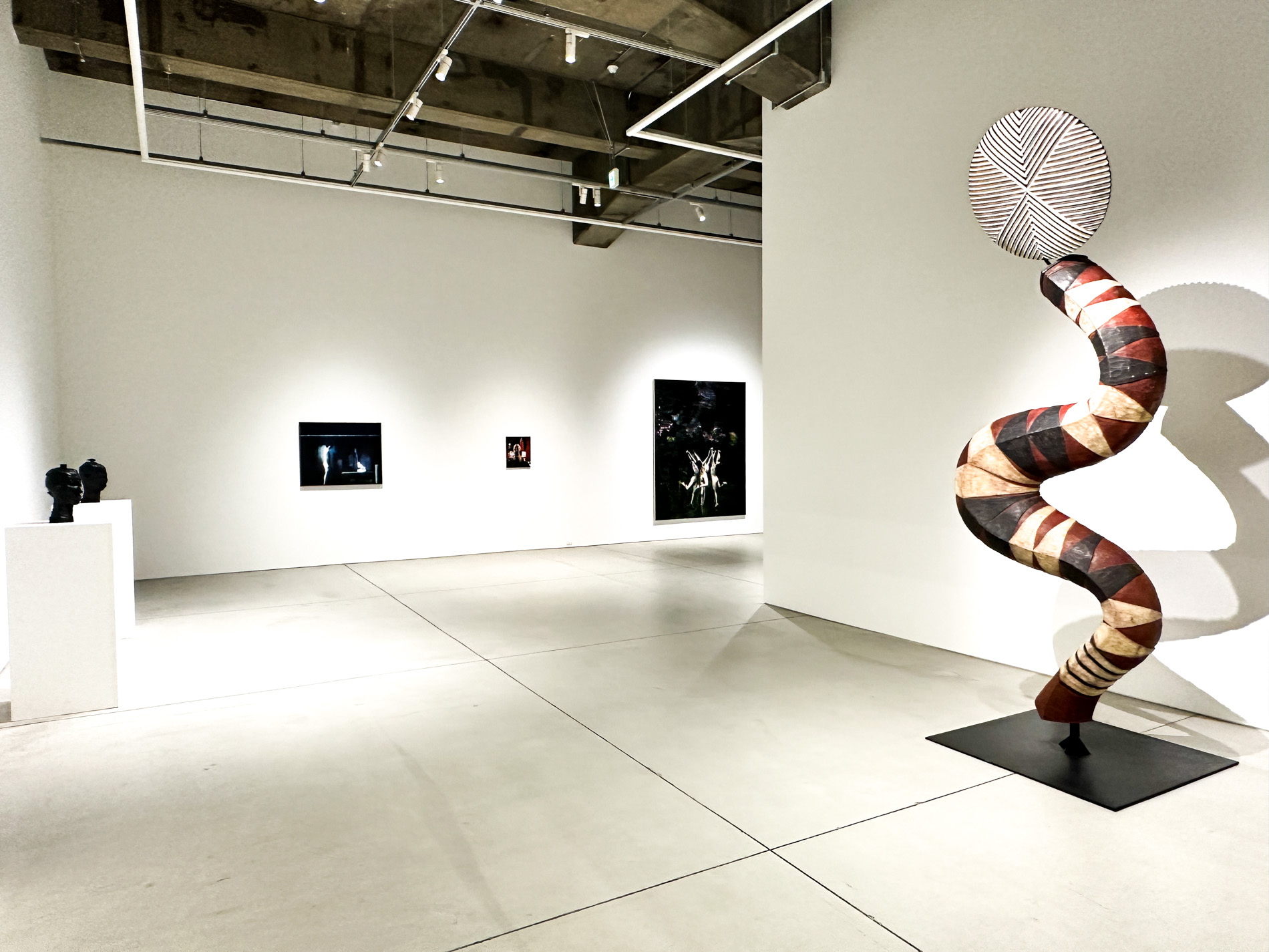 展示風景〜右:井田幸昌《Lunar Eclipse -Akamatsu-》