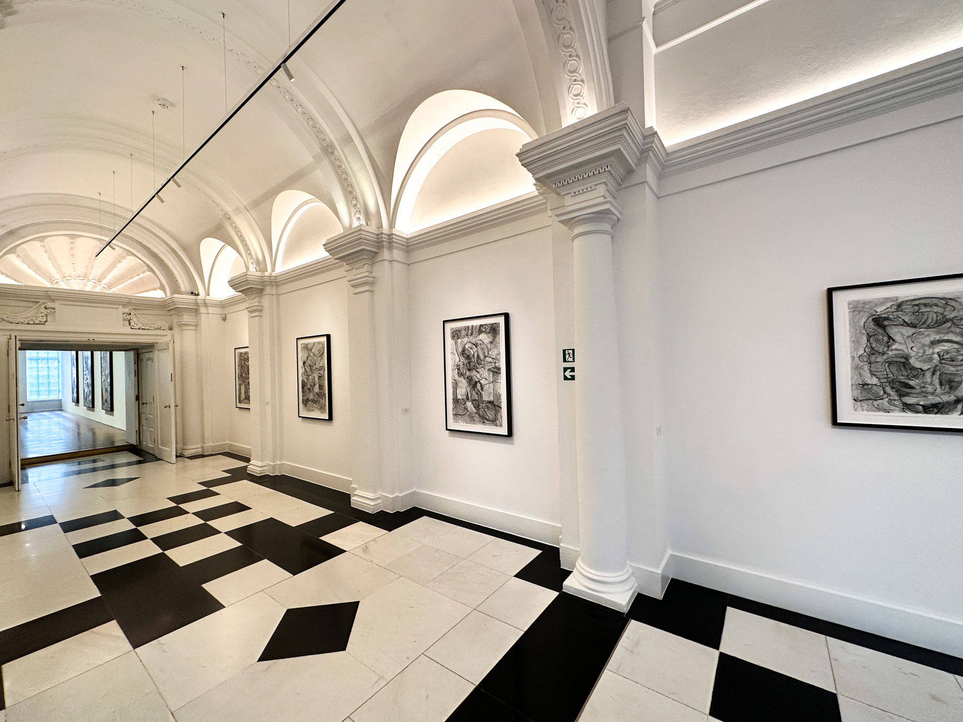 入口付近にはドローイングが展示されていました。奥の部屋がペインティングがの展示室です。