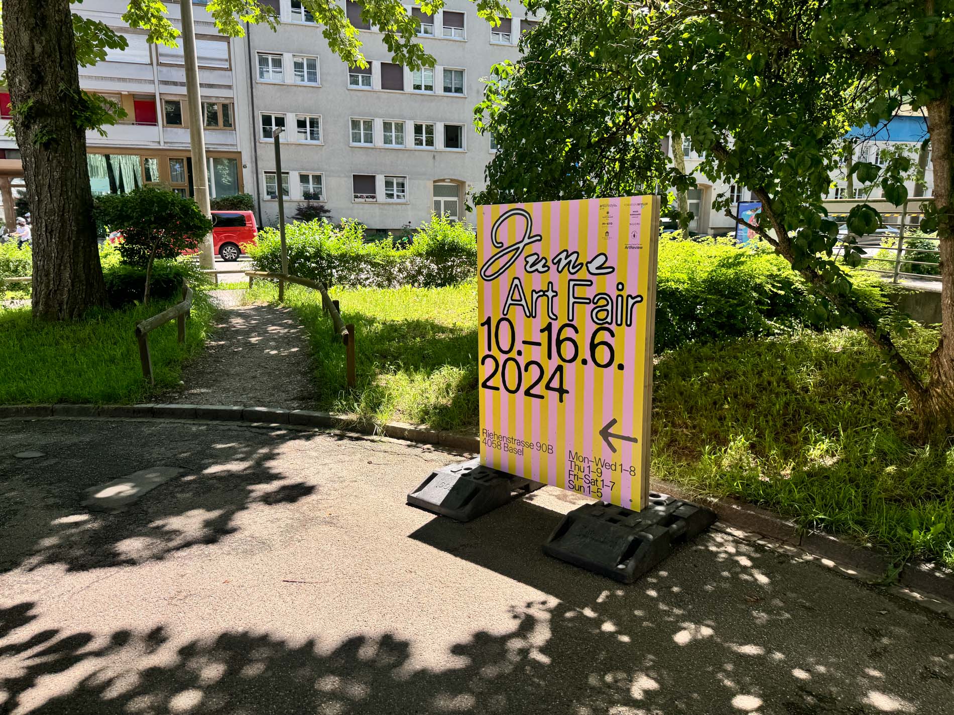Art Baselの会場、Messe Baselから徒歩で5分ほどの場所が会場です。誘導サインもあってすぐに分かりました
