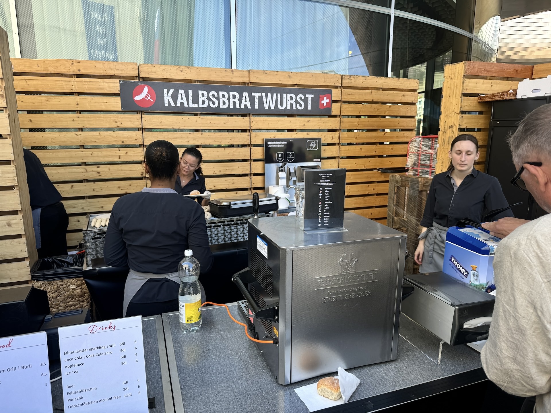 【アート&グルメ】Art Basel会場でスイス料理 「カルフスブラートヴルスト（kalbsbratwurst）」を体験