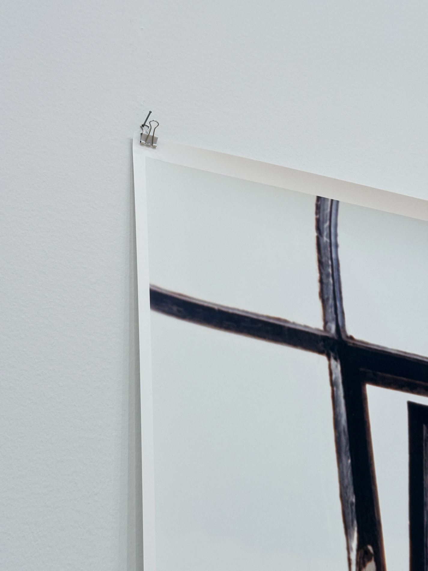 展示方法も様々。フレームに入れられた作品もありましたが、大型作品を中心にクリップで吊られた作品が多く見られました。