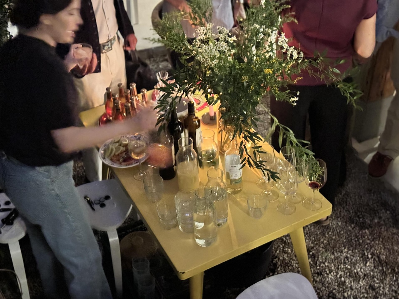 色んな種類のお酒が振る舞われ賑やかなオープニング風景