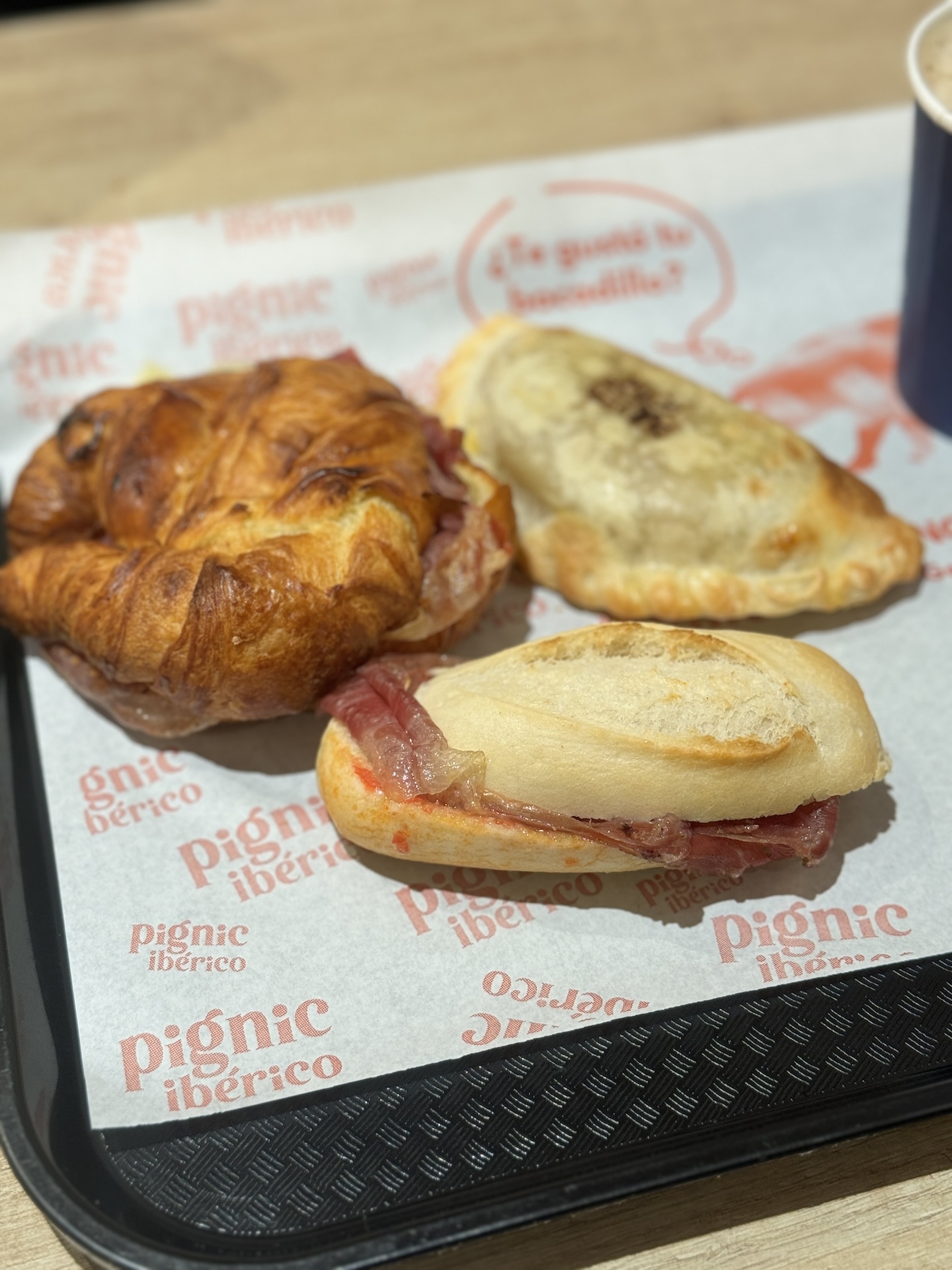別日にはクロワッサンサンド(生ハム&チーズ)と、ミートパイも頂きました。全部美味しい!
