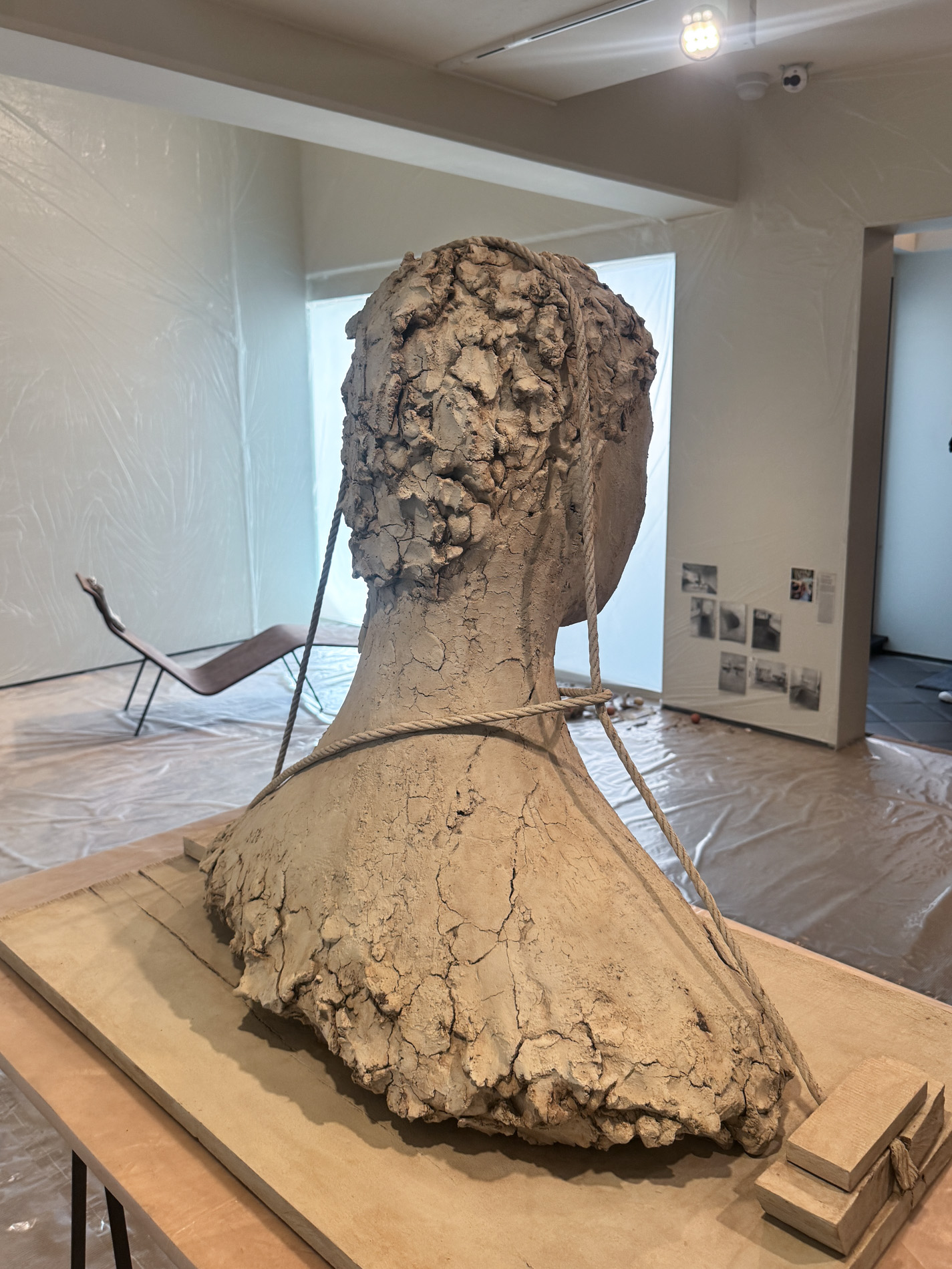 展示風景〜こちらはブロンズに着彩されたマンダースの代表的作品です。