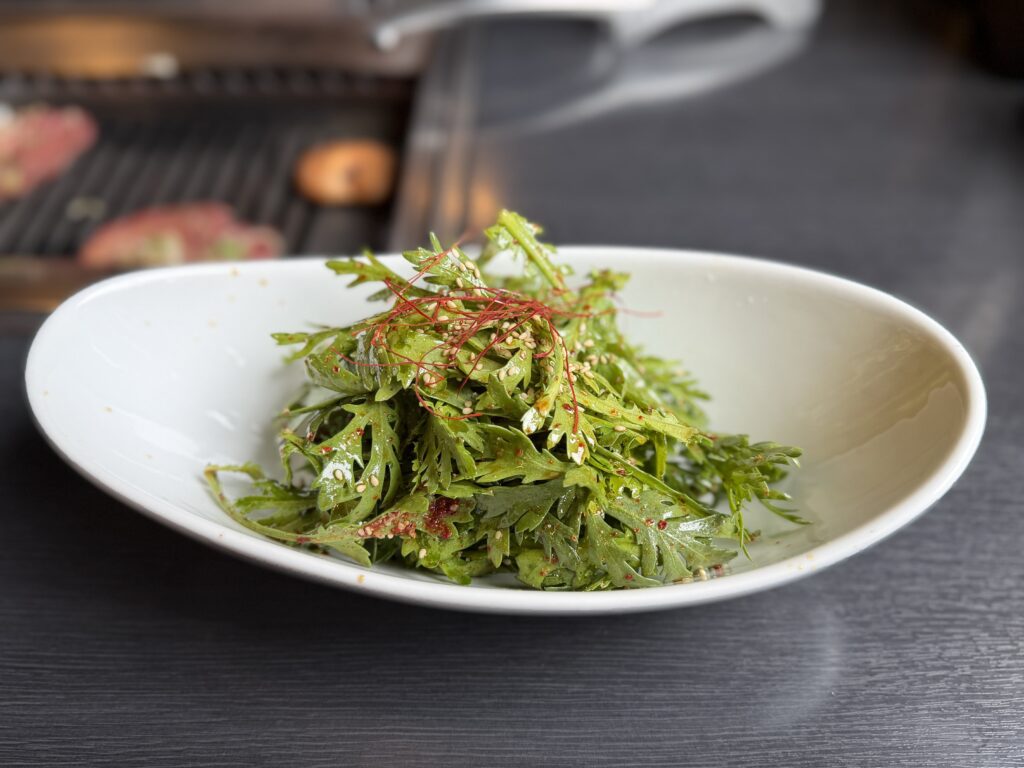 春菊のサラダ。軽井沢の野菜は味が濃くて美味しい