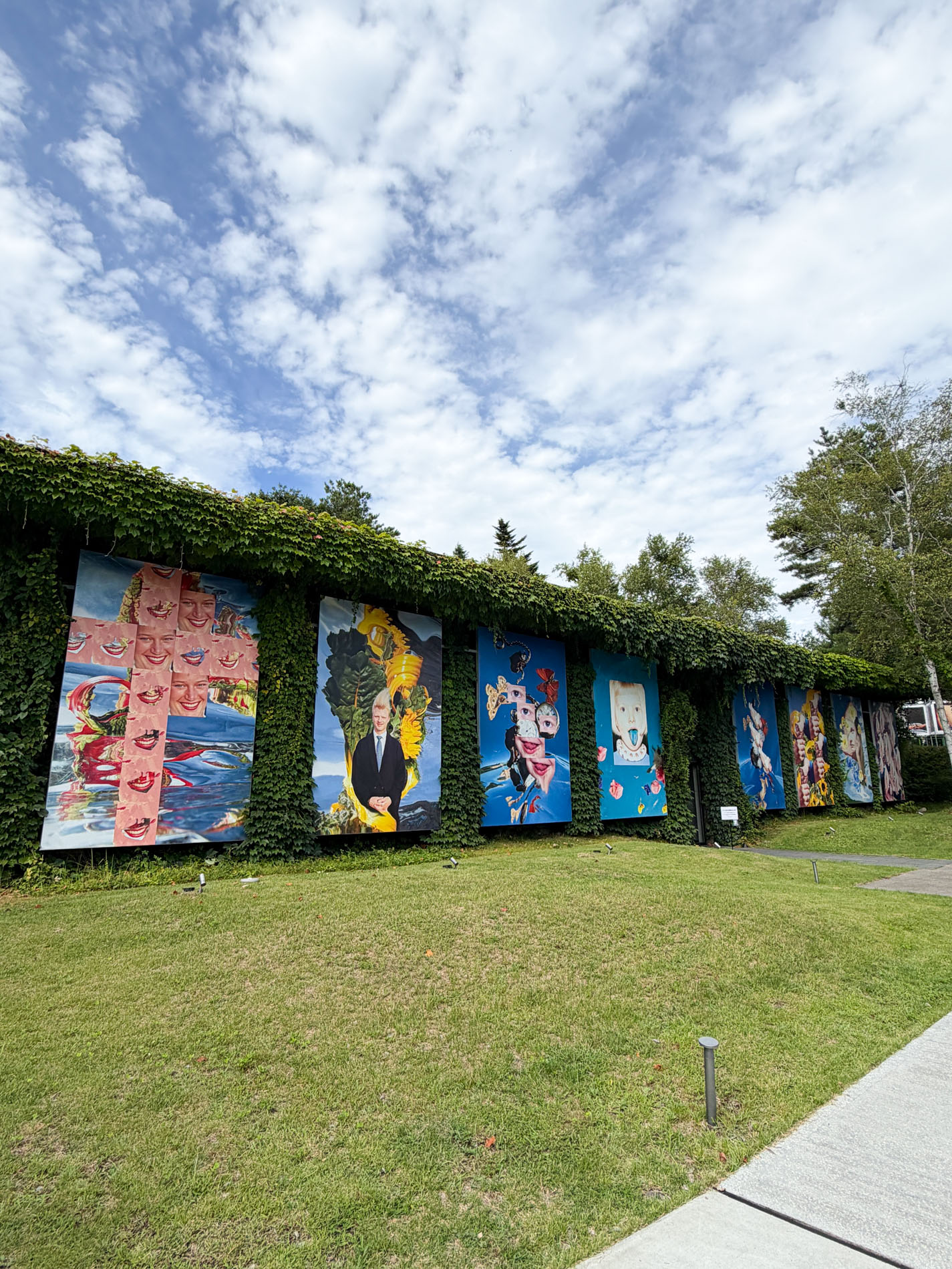 芝生越しに見るヘンリエッテ・サブロー・エベセン《Growing Up》のファサード展示
