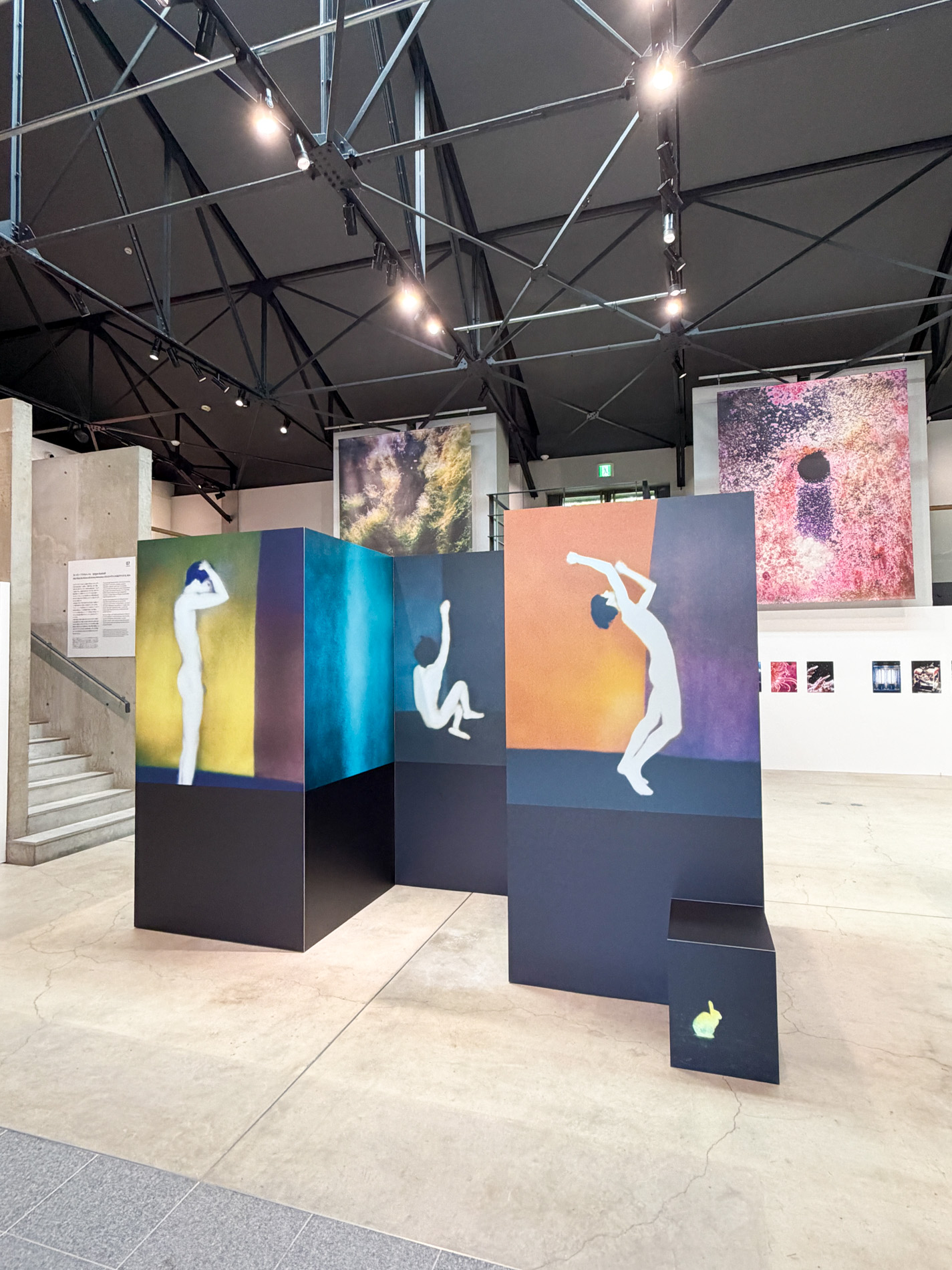 MMoP 屋内エントランス正面のヨーガン・アクセルバルの展示。奥にタイヨ・オノラト＆ニコ・クレブス《Water Column》が吊られている