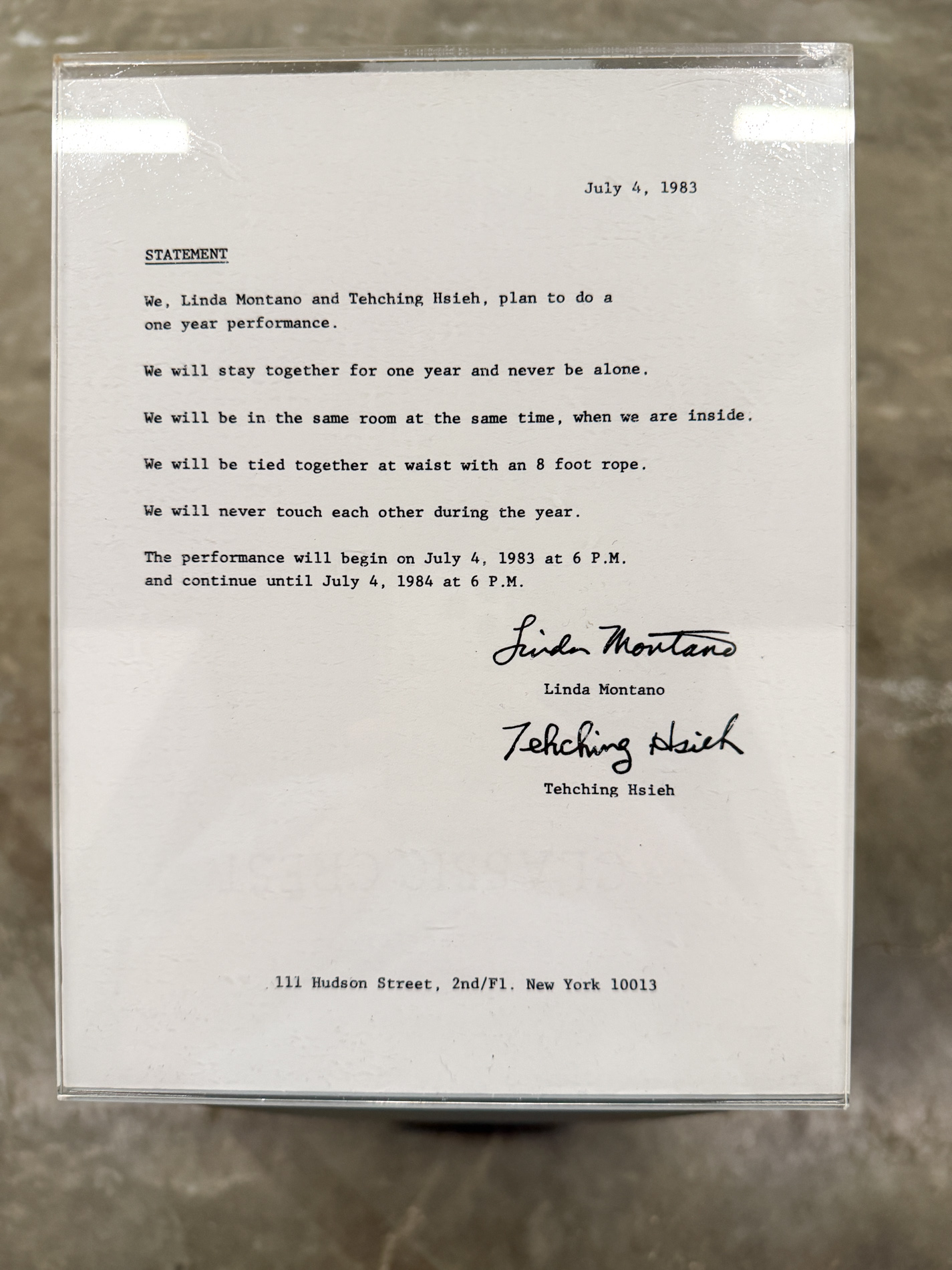 タイプライターで打たれた英文の書類。末尾に Linda Montano と Tehching Hsieh の2人の署名がある