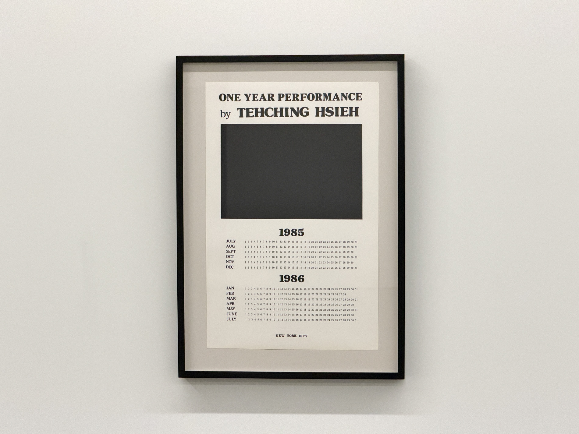 額装のポスター。上に「ONE YEAR PERFORMANCE by TEHCHING HSIEH」、中央に黒い長方形、下に1985年と1986年のカレンダー