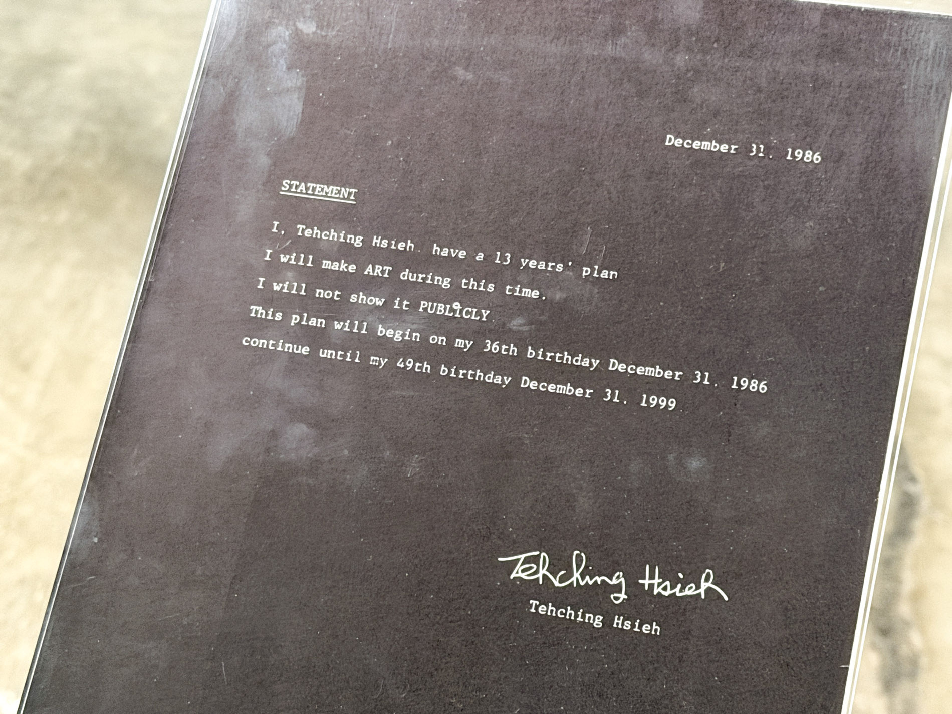 黒い紙に白いタイプ文字で打たれた英文のステートメント。下に Tehching Hsieh の署名がある