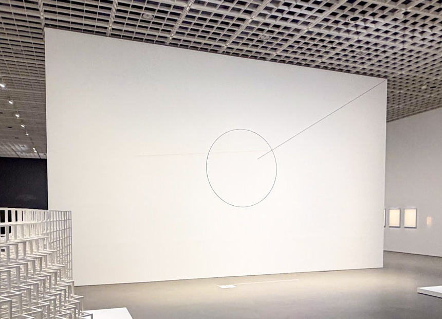 アモーレパシフィック美術館の展示室。白い壁一面に、細い線で大きな円が描かれ、そこから斜めと水平に線が伸びる《ウォール・ドローイング #283》