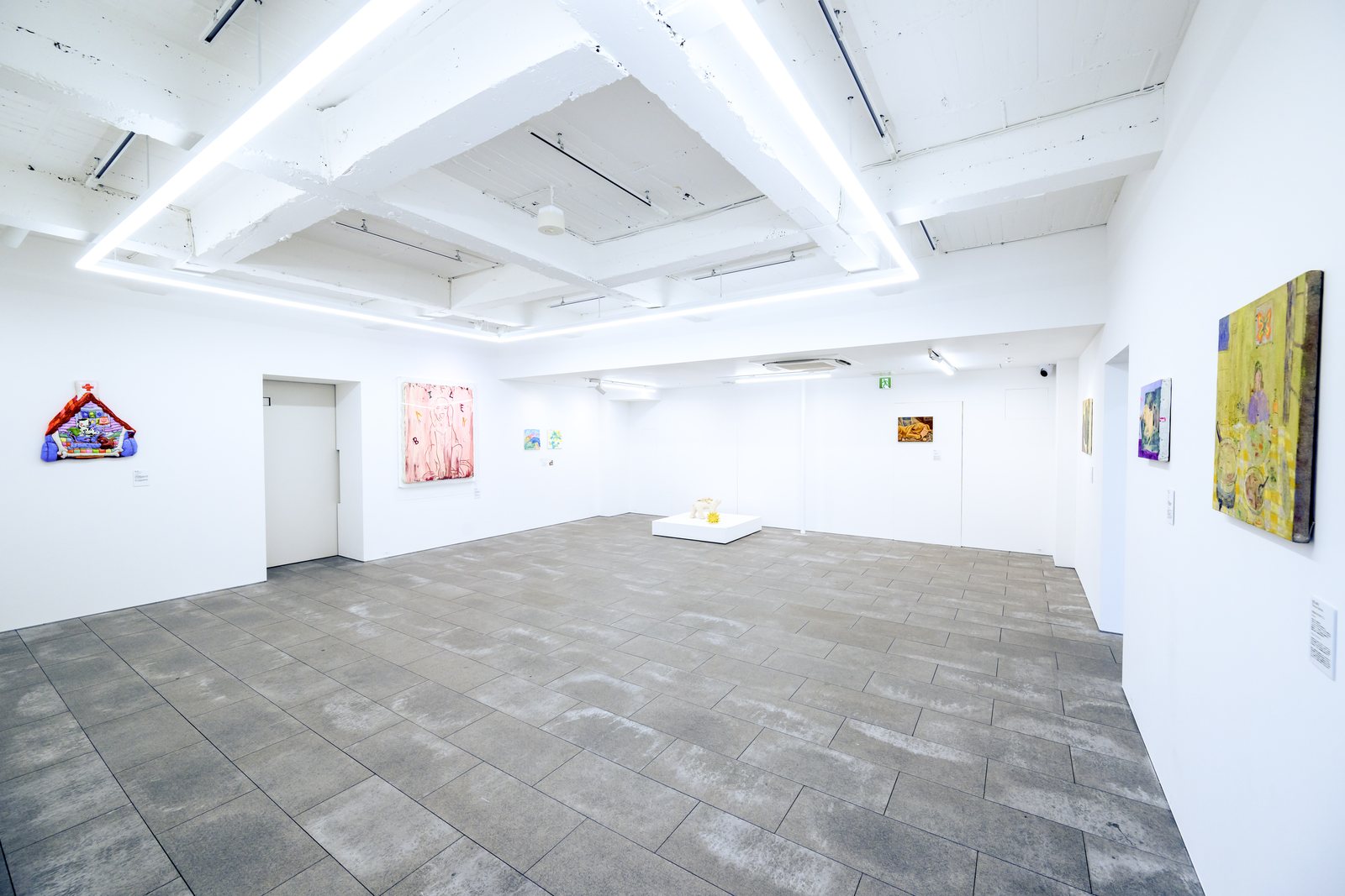 反対側から見た展示室。正面奥に大きなピンクの絵画、両側の壁に小ぶりな絵画が並ぶ