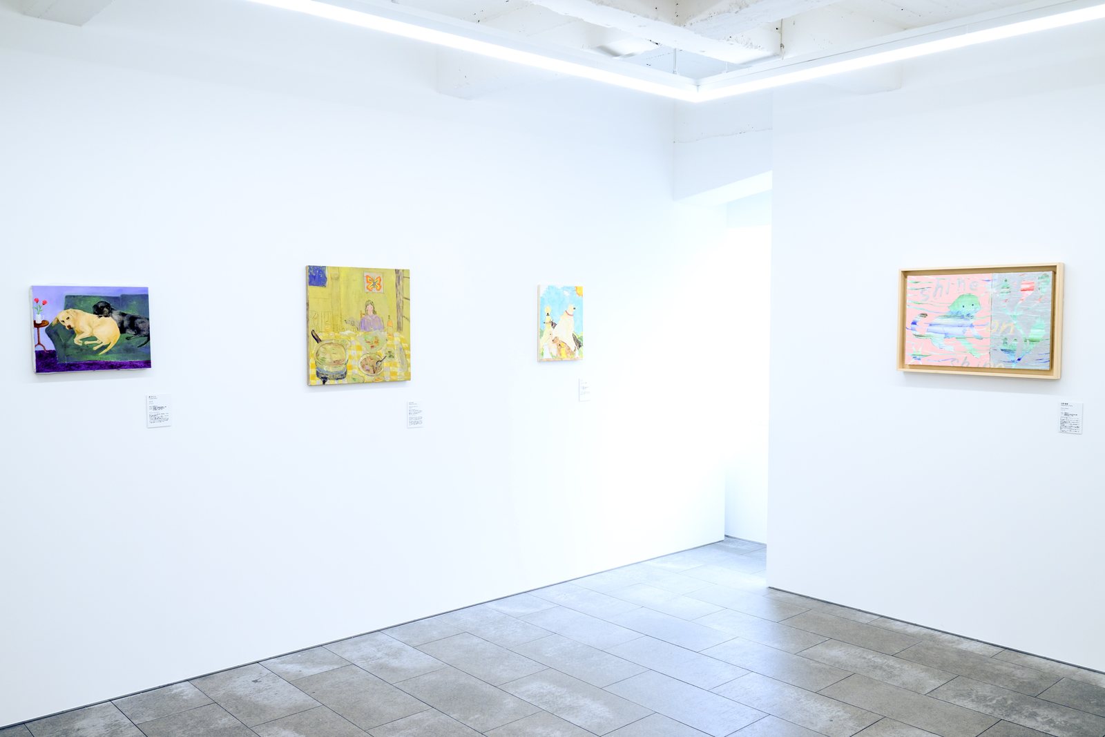 展示室のコーナー。左の壁に3点、右の壁に額装作品1点が掛かる