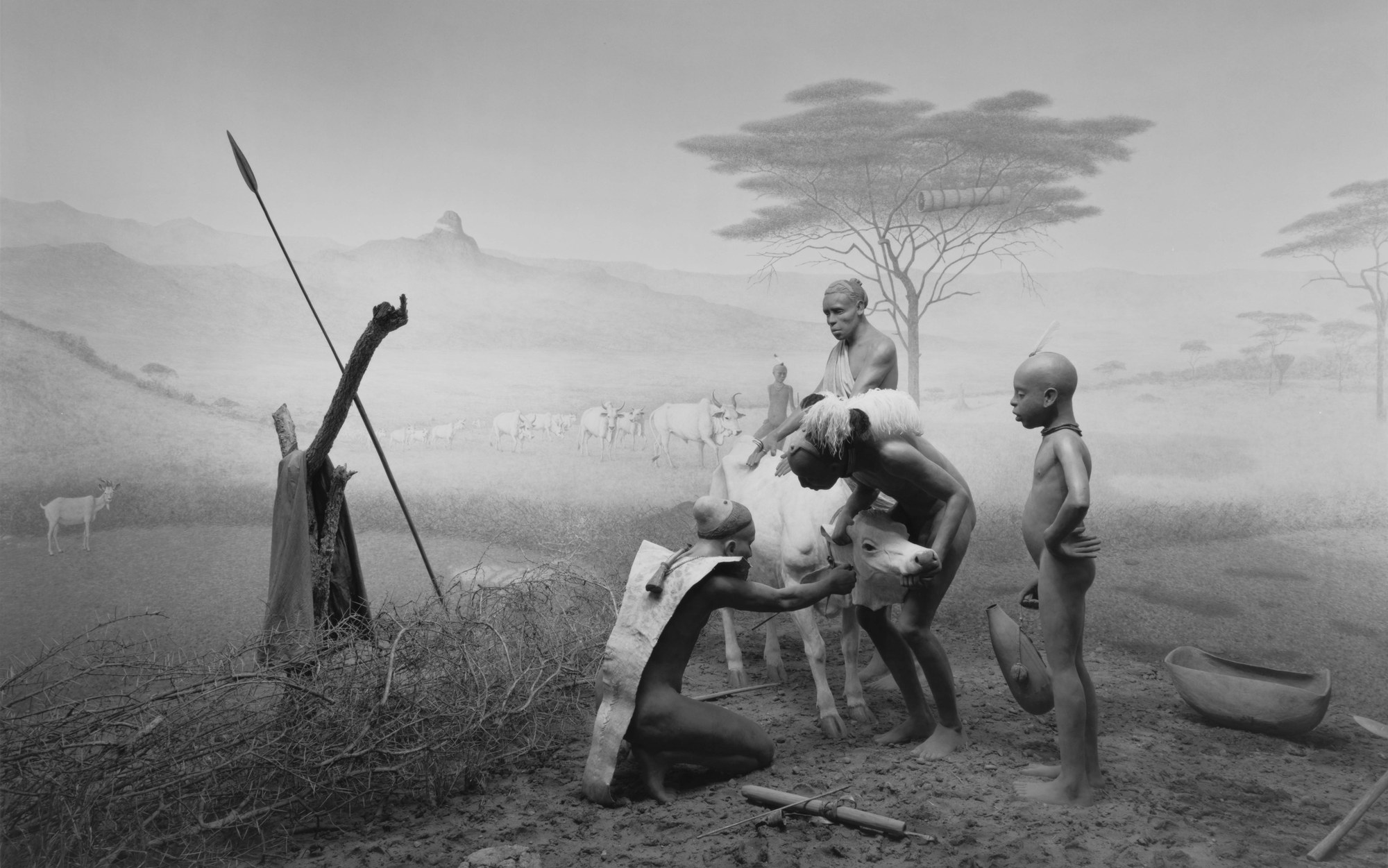 サバンナで槍を持つ人物と、家畜を扱う人々を写したジオラマ。奥に丘とアカシアの木が見える